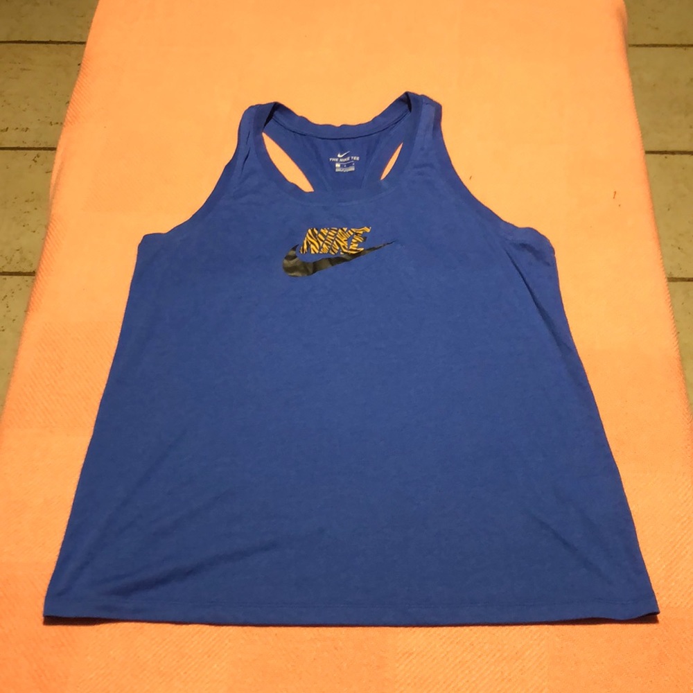 ⬇️⭐️ Women Nike Tee